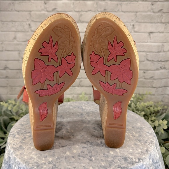 Born “Nicolina” Berry Burnished Leather Banded Open Toe Cork Wedges WMS 9M✨NWOT✨ - Picture 9 of 10